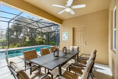 Image de Fabulous new 5 Bedroom home with private south facing pool and modern decor