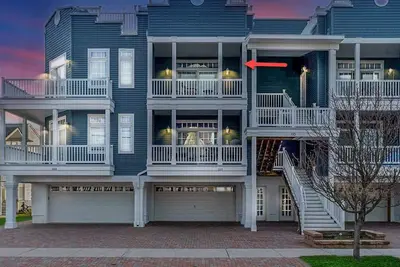 Image de A Rare Find in old New Jersey Ave Entertainment District! Great for fun family