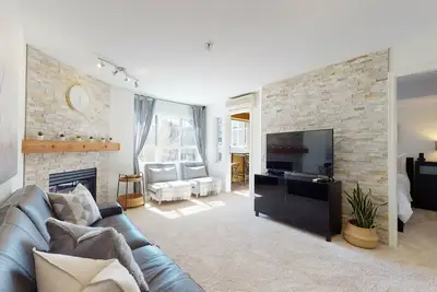 Image de 1br + Den | Marketplace Lodge | Village Location | Mountain Views | Balcony w/ Bbq