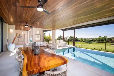 Image de 3 bed condo with Housekeeping, cook, pool, golf cart and Beach Club Access