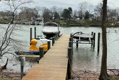 Image de New 5 Bedroom Home with Pier by Water