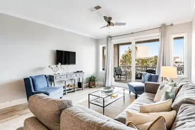 Image de Renovated, ocean view condo w/ lovely porch - across the street from the beach