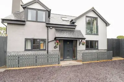 Image de Hunters Cottage, pet friendly, with hot tub in Benllech