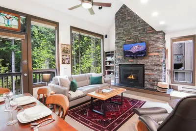 Image de Mountain Modern Snowater condo! Fireplace, Pool, Spa, Sauna, indoor sports courts!
