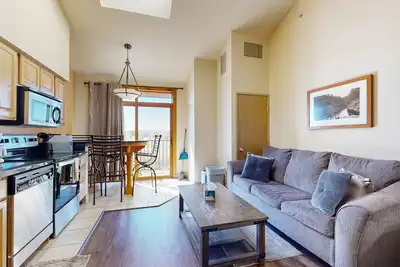 Image de 4th-floor coursefront condo with balcony & washer/dryer