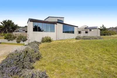 Image de Modern house w/ocean views, beautiful hiking trails, short walk to Pebble Beach