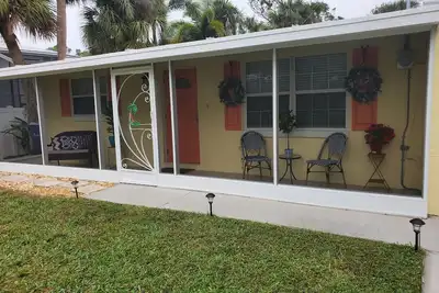 Image de Cozy Lemon Cottage. . . . . minutes from the beach!