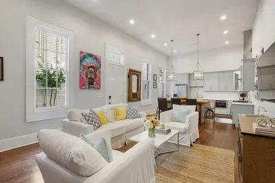 Image de Getaway at the Garden District Gem on Magazine Street