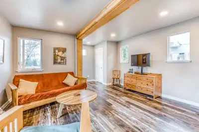 Image de Beautiful storage container home w\/ Columbia Gorge views & prime location
