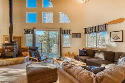 Image de Family-friendly, lakefront getaway w/ a gas fireplace, furnished deck, & views