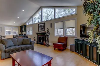 Image de Location! Walk to Town with Hot Tub and Game Room!