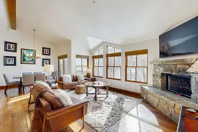 Image de Spacious mountain getaway near the slopes with riverfront view & garage