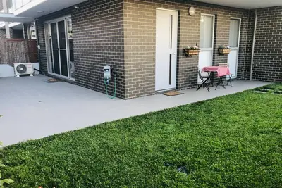 Image de Central 2 Bed, 2 Bath, Pet-Friendly, 2 Car Secure Yard!