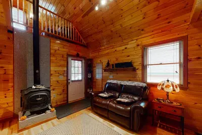 Image de Cozy lakefront home on Sandy Bay w/ common beach, boat mooring & gas grill