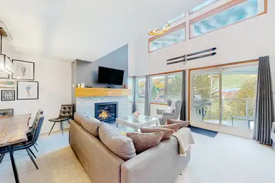 Image de Dog-friendly skiier's condo with high-speed WiFi, gas fireplace, & central Ac