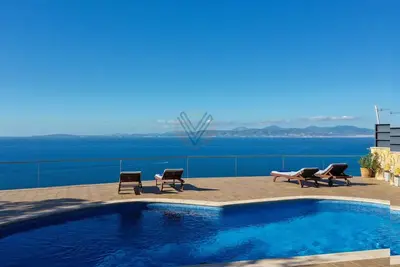 Sa Torre Voramar, Wonderful Villa with swimming pool on the Sea front line