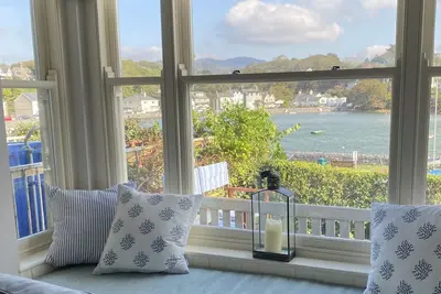 Image de Cottage on the harbour front with sea and mountain views in glorious Snowdonia