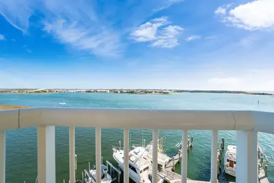 Image de Waterfront Condo Getaway