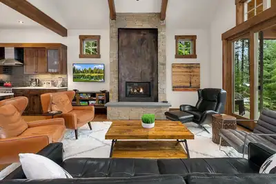 Luxurious Modern Mountain Home! Perfect for Families or Adult Couples