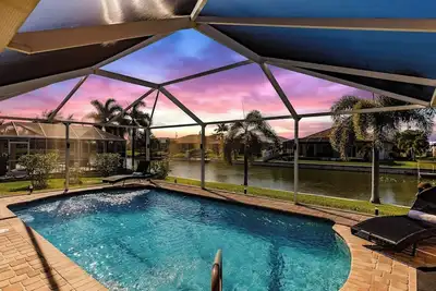 Image de Villa Sirena: Waterfront Bliss with Pool & Hot Tub