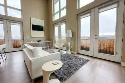 Image de Two-Story Luxury Ultra-Modern Penthouse Apartment