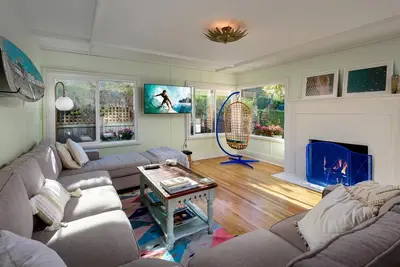 Image de Cozy Beach Cottage Steps from World Famous Beach