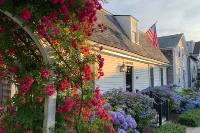 Image de The Bridget Brennan House c. 1740 offers colonial charm w/ contemporary comforts