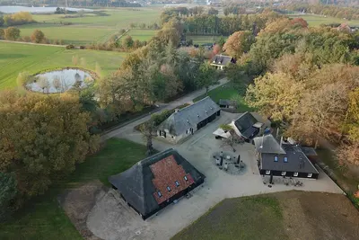 Image de 2 hébergements de luxe à l'orée de la forêt