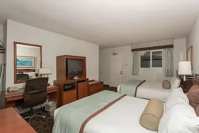 Image de Make Your Trip More Enjoyable! Two Great Units, Pets Allowed, Parking!
