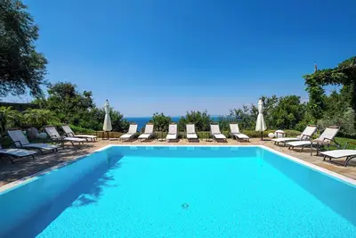 Image de Villa de luxe avec piscine privée équipée de tout le confort, grand parking dans le jardin