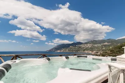 Image de Villa relaxante sur la mer près de la plage, maxi jacuzzi et vue imprenable et parking