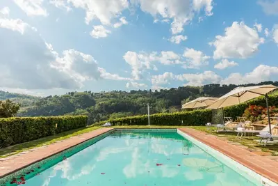 Image de Villa de luxe paisible et piscine privée en Toscane entourée de verdure