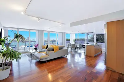 Image de Wait N' Sea! 2 Bedroom Corner Direct Water View!