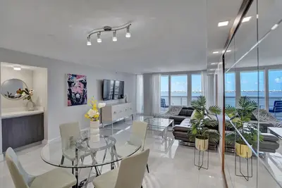 Image de A Wave From It All! 2 Bedroom Condo, Only 3 Miles to South Miami Beach!