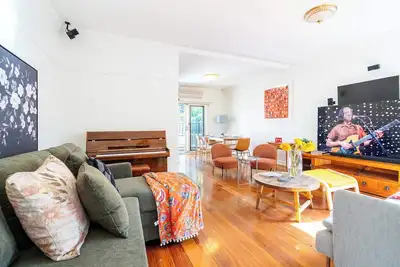 Image de Classic Patterson Charm with Modern Comfort