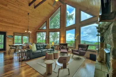 Image de Grandeur View Lodge Aska Adventure Area, Beautiful 4 bedroom( 3 King Beds), 3 fireplaces, hot tub!