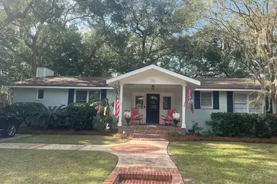 Image de Adorable highly rated 3bd3ba, A+location 1. 3mi to beach, fncd yard, dogs welcome