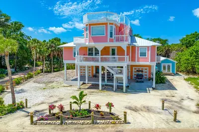 Image de Private Elevated Pool & Deck!