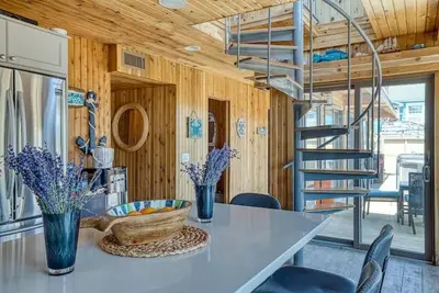 Image de Resort Style Beach House with Rooftop Cinema