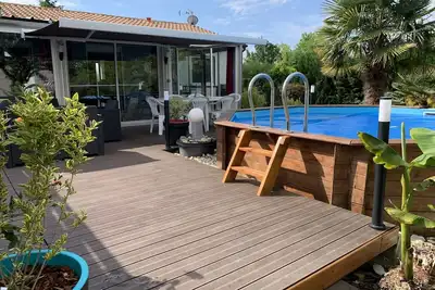 Image de Maison avec grande véranda terrasse extérieur et piscine hors sol