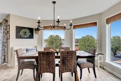 Image de Pool & Dock Access: Lakefront Hot Springs Condo!