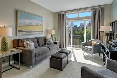 City ★ Water View Oasis with Pool & Gym near Cruise in Heart of Seattle