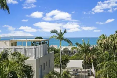 Image de Descola 10 - On Noosa Hill this top-level unit with ocean views from the balcony
