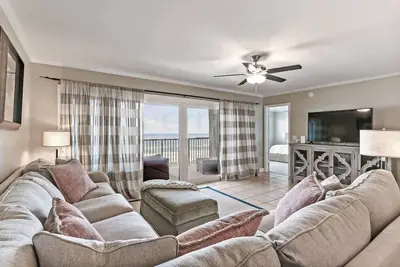Image de 6th Floor, Updated and beautiful! Oceanfront condo with balcony, fishing pier.