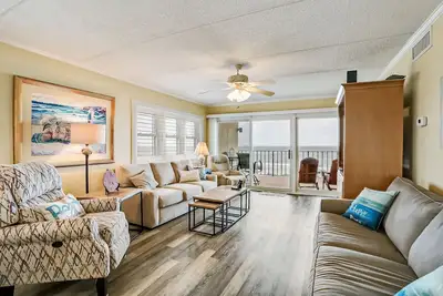 Image de Top Floor Corner Unit | Beachfront Condo with Sweeping Ocean Views