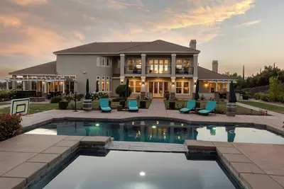 Image de Sunset Manor: Upscale Escape with Resort Amenities\n