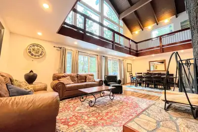 Image de ★5 Bedroom-4200sf Retreat- Near Sharc & Village - A/C - Hot Tub - Sharc passes ★