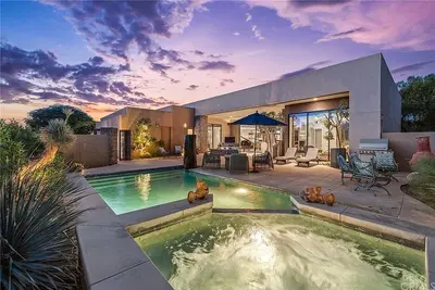Image de New! Stunning Modern Desert Retreat