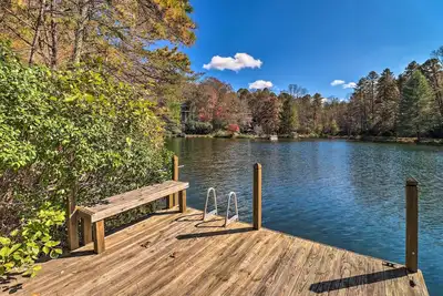 Image de Festive Lakefront Escape: Blue Ridge Holiday Home