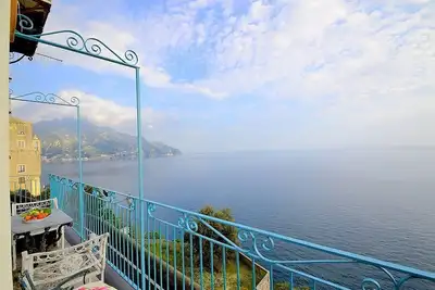 Casa Olivo Marino A: A graceful apartment which faces the sun and the sea, with Free Wi-Fi.